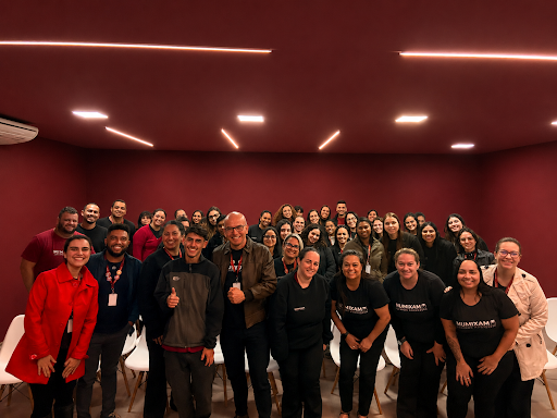 Equipe reunida e colaborando na Maximum